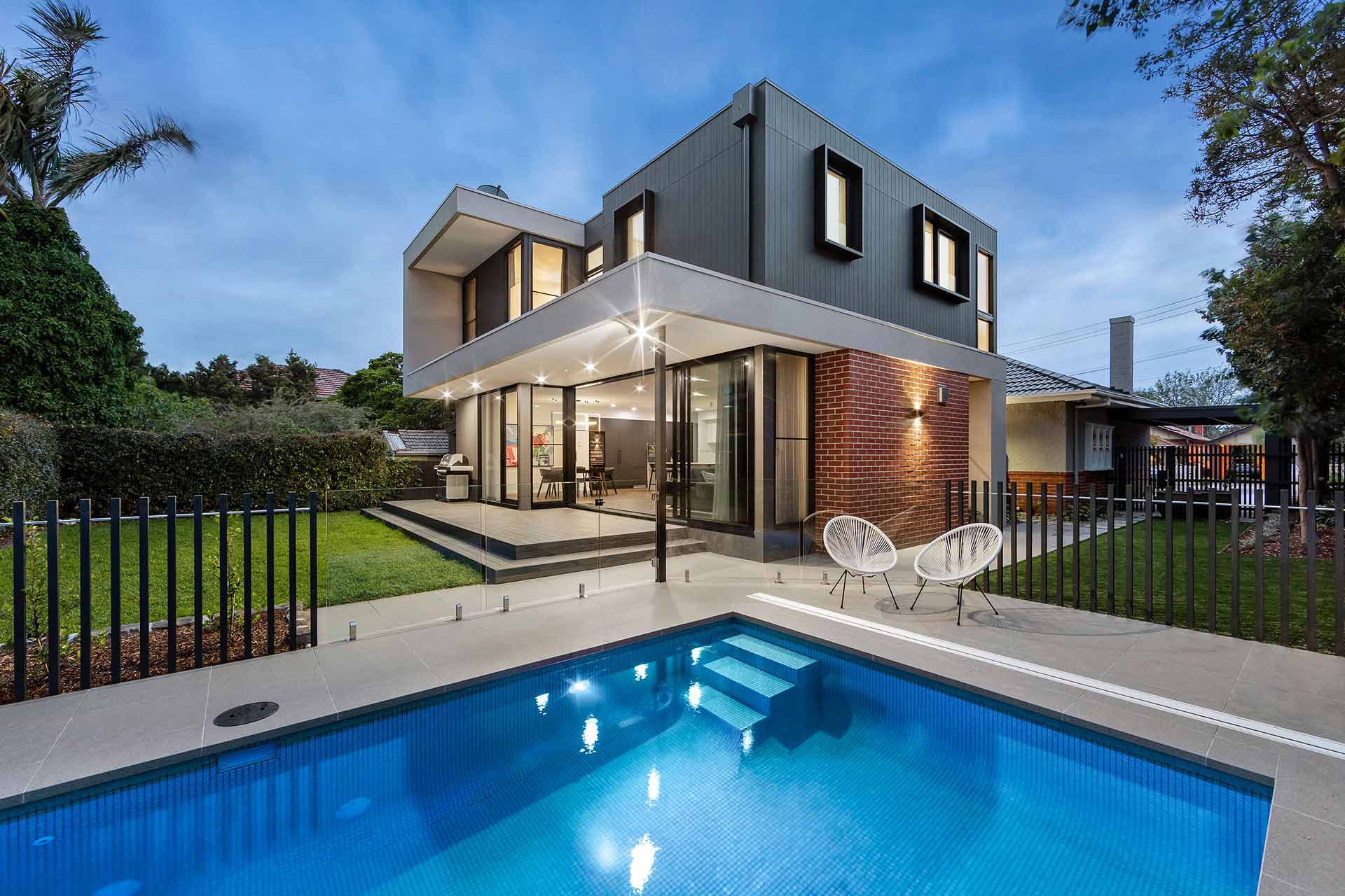 modern-house-exterior-2021-08-27-19-27-31-utc.jpg